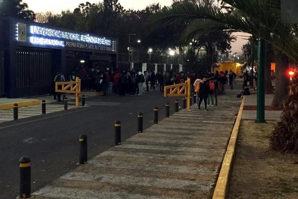 Padres de familia también acudieron y pidieron entrar a asamblea.
