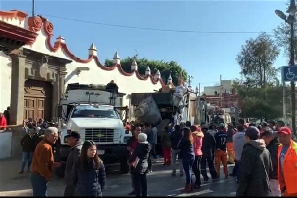 Con todo y camiones frente a la Sede de Coyoacán, trabajadores de limpia protestan por falta de pago y también obstaculizan el cruce de las avenidas Miguel Ángel de Quevedo y Felipe Carrillo Puerto.