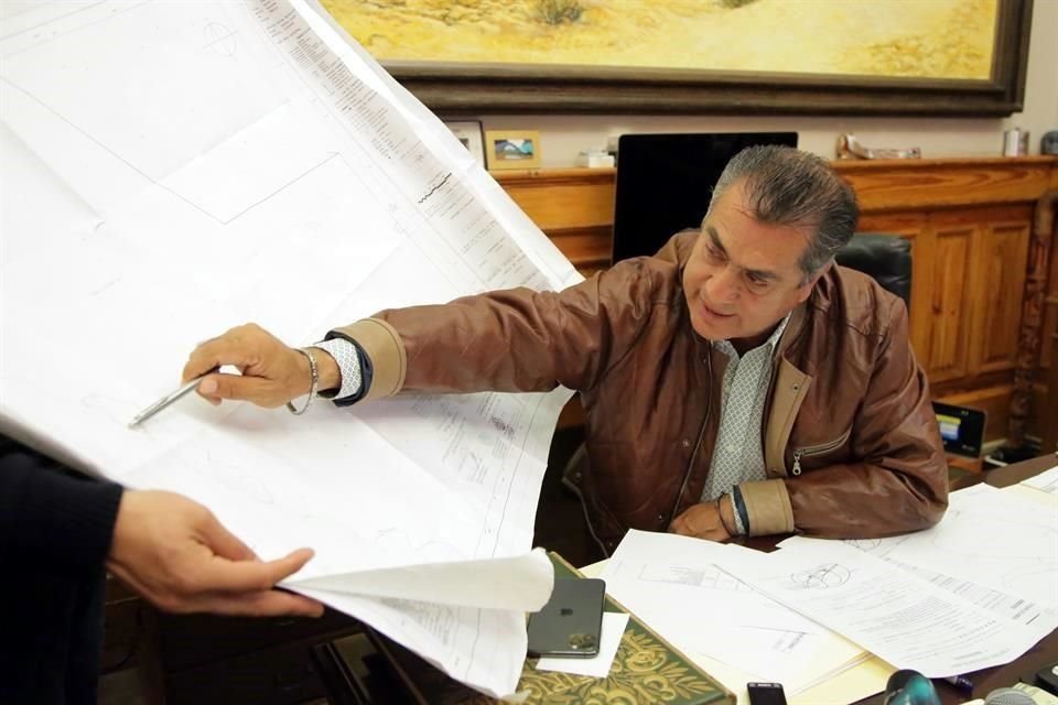 Rodríguez mostró ayer el plano de la propiedad en El Taray, que aseguró haber adquirido en el 2011 a un habitante del ejido.