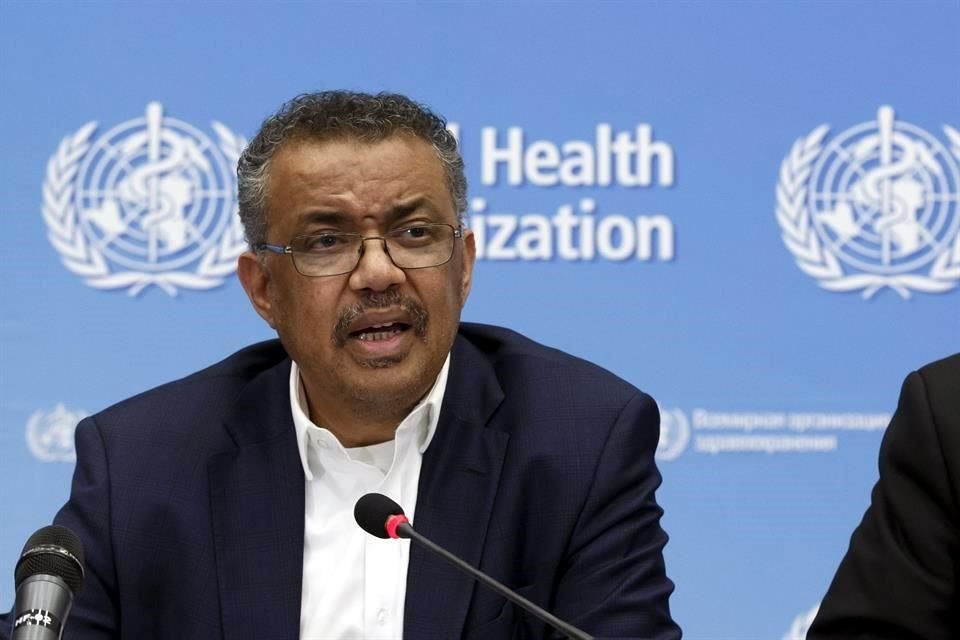 El director de la OMS, Tedros Adhanom Ghebreyesus (izq.) pospuso la decisión para recabar más información.