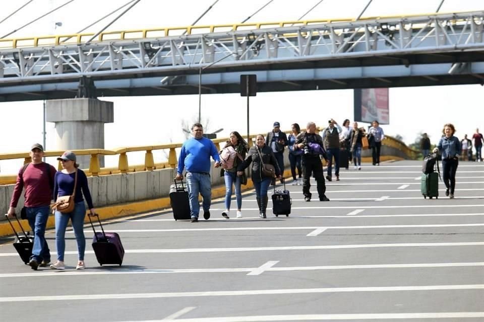Usuarios del AICM sufren afectaciones para llegar a la terminal aérea ante bloqueo en acceso a la Terminal 1.