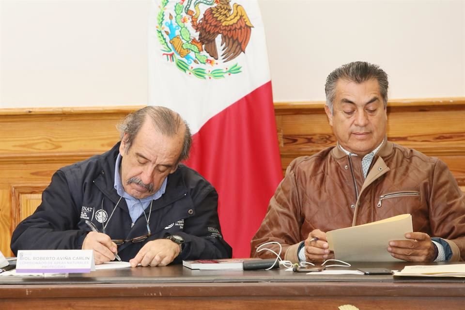 El comisionado Roberto Aviña Carlín y el Gobernador Jaime Rodríguez firmaron un convenio para actualizar la categoría del Parque Nacional Cumbres.
