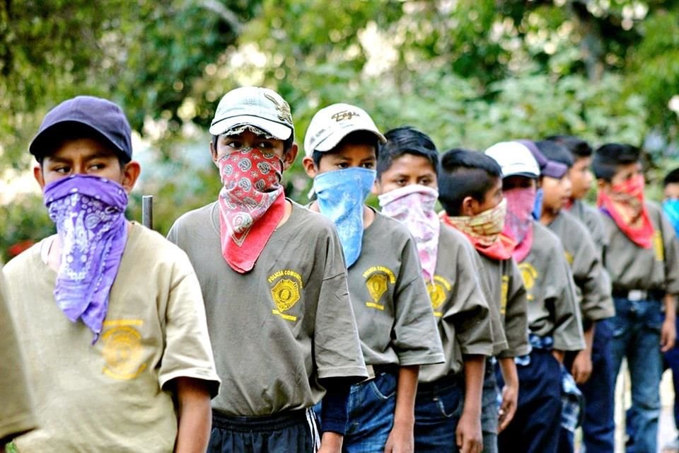 Los niños fueron presentados como nuevos integrantes de las autodefensas en una comunidad de Chilapa.