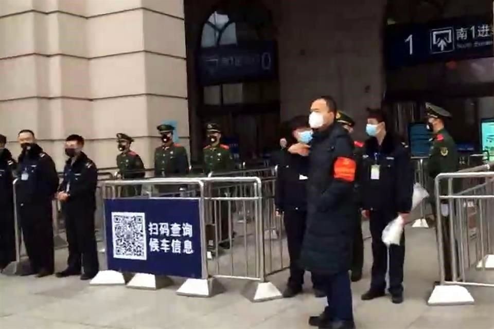 Para evitar propagar virus causal de neumonía, autoridades chinas cerraron transporte público y prohibieron a habitantes salir de Wuhan.