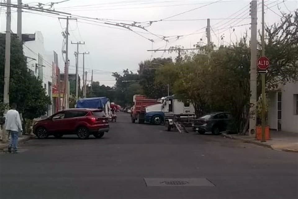 Los vecinos externaron su malestar por el bloqueo.