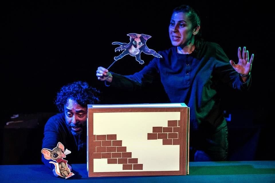 Este fin sábado llega al Foro A Poco No una puesta en escena, con títeres de papel, sobre los mininos y su relación con los humanos.