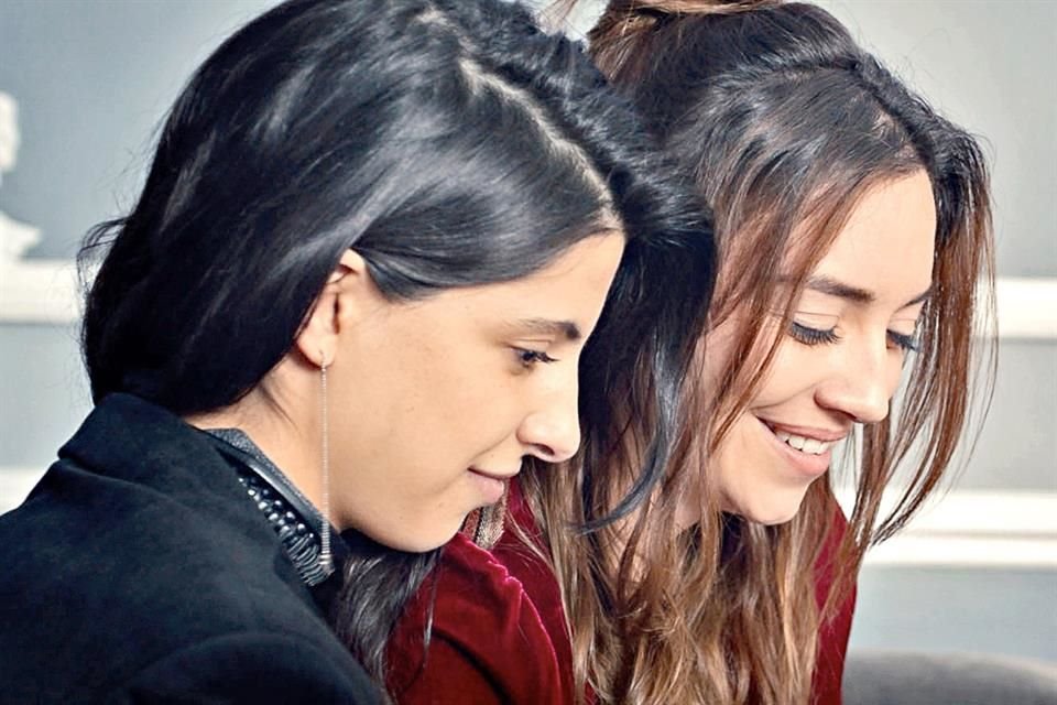 Regina Blandón y Nicolasa Ortiz Monasterio interpretan a una pareja gay.