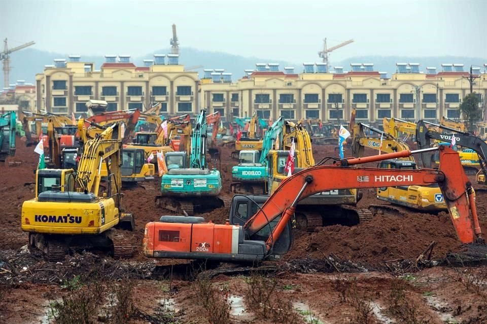 China construye a marchas forzadas hospital con mil camas para tratar pacientes infectados con coronavirus que suma 881 casos y 26 muertos.