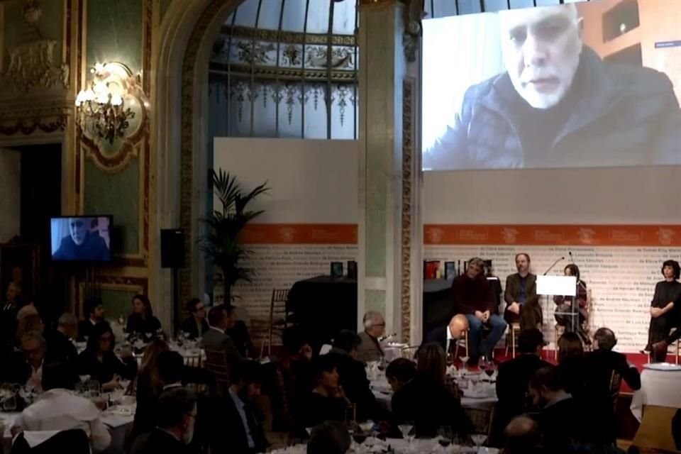 En conferencia telefónica, el escritor mexicano agradeció el premio y habló sobre su trabajo.