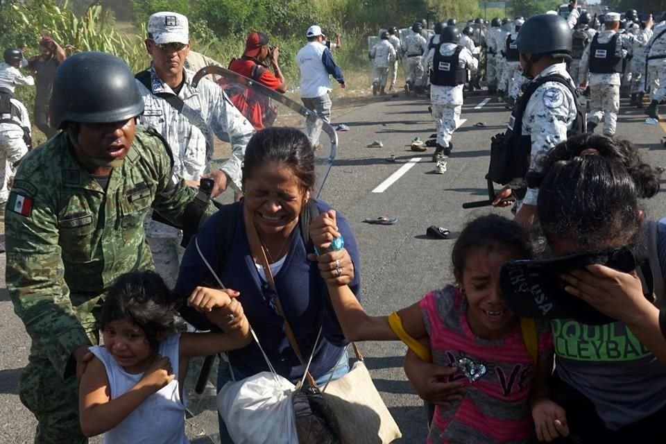 Migrantes centroamericanas reaccionan durante un operativo de la Guardia Nacional en Chiapas.
