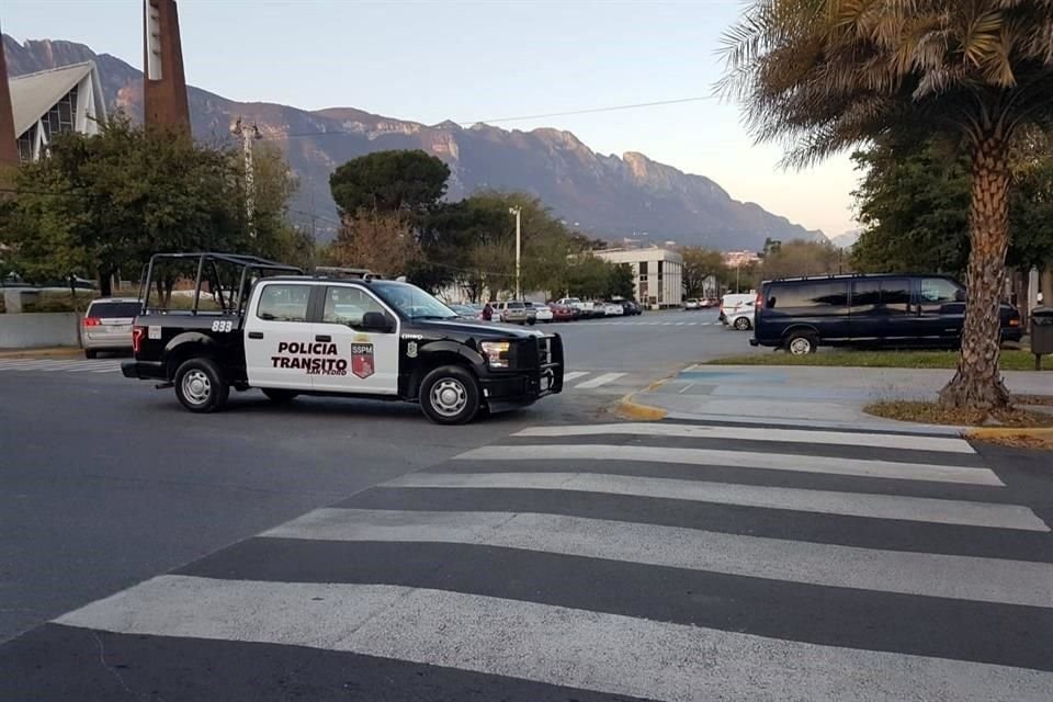 Oficiales y mandos de la dependencia llegaron para apoyar las labores de vigilancia que ya implementaban los directivos del colegio, entre ellas el operativo Mochila Segura.
