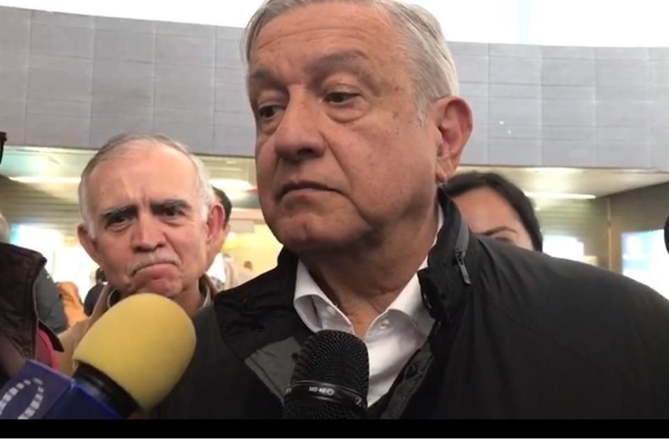 El Presidente llegó a las 12:40 horas en el vuelo 916 de Aeroméxico, y según la agenda se dirigirá a Saltillo donde tendrá varios eventos el día de hoy.