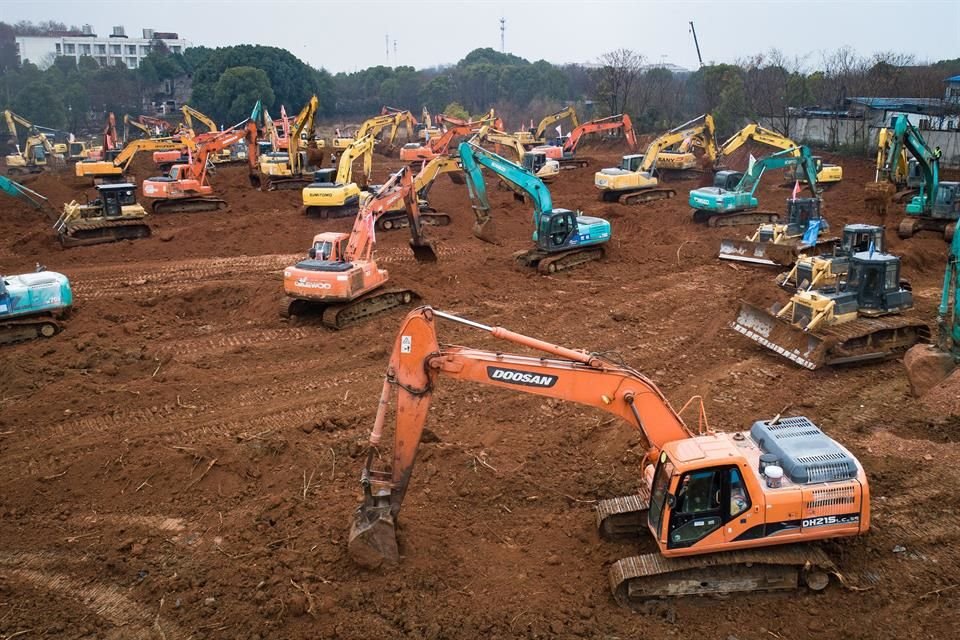 Vista aérea del equipo mecánico trabajando en el lugar de la construcción de un hospital especial en el Distrito de Caidian del suburbio occidental de Wuhan, en la provincia de Hubei.