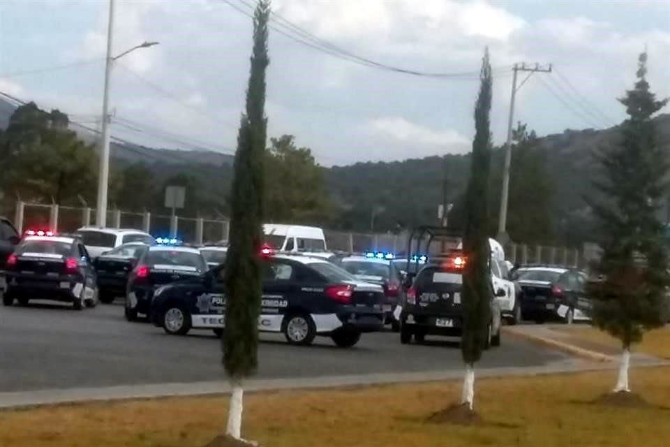 Los asaltantes dejaron la unidad e ingresaron al fraccionamiento donde pretendían esconderse de las autoridades, lo que provocó que los delincuentes se enfrentaran a tiros con los uniformados.
