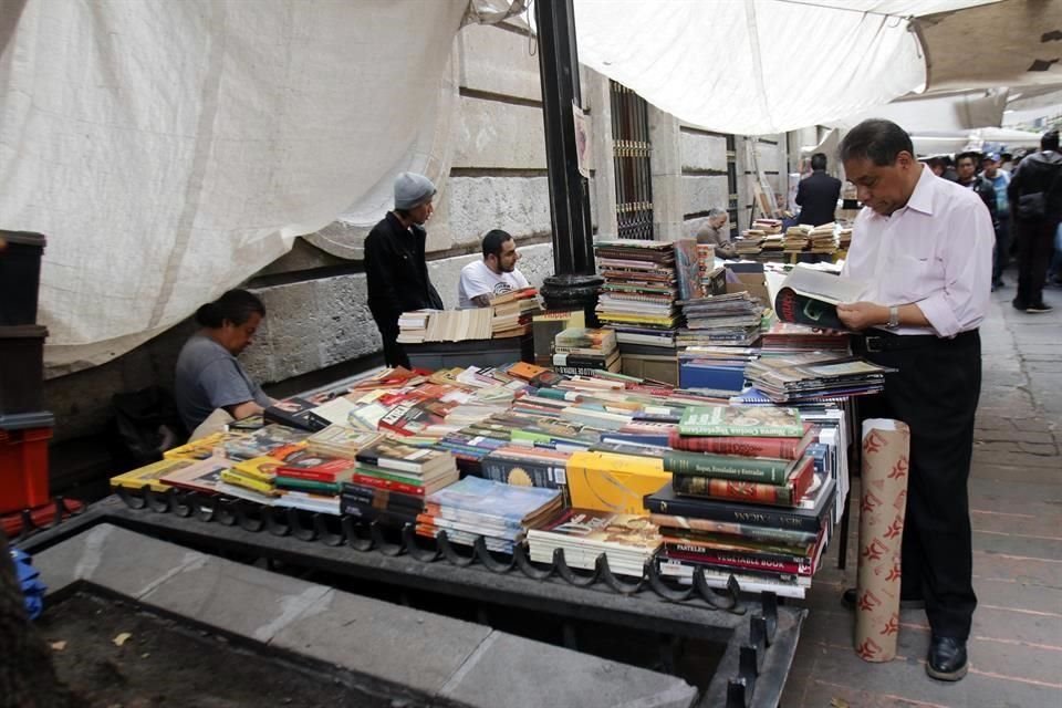 Puestos de venta de libros en el en callejón Condesa, Centro Histórico.