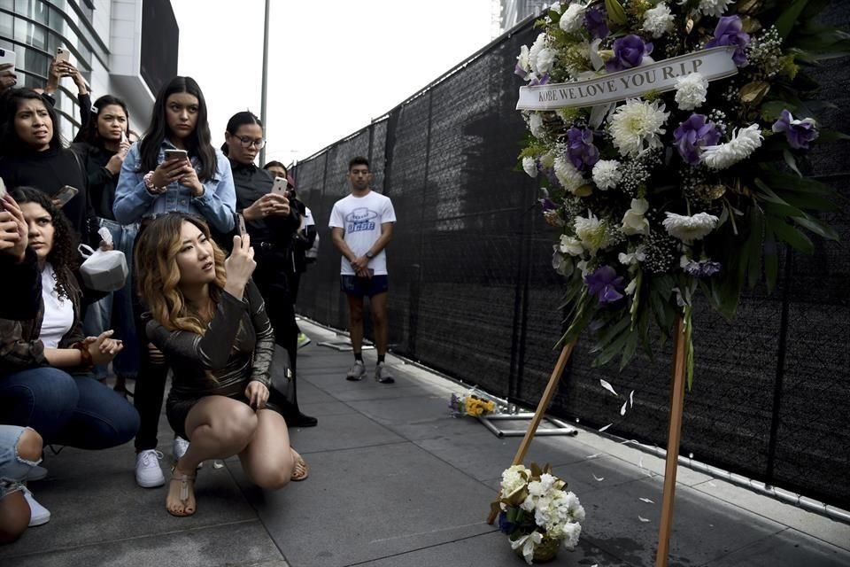 Las manifestaciones de condolencias por la muerte de Kobe Bryant llegaron hasta el recinto donde se realiza la entrega de los premios Grammy.