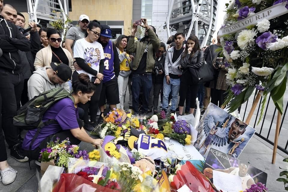 Las manifestaciones de condolencias por la muerte de Kobe Bryant llegaron hasta el recinto donde se realiza la entrega de los premios Grammy.