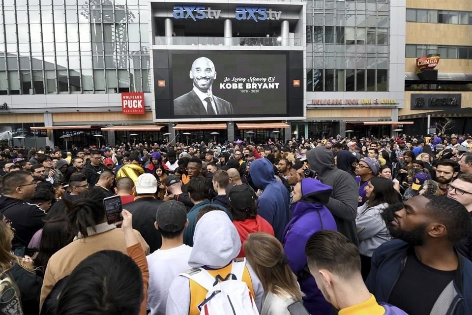 Las manifestaciones de condolencias por la muerte de Kobe Bryant llegaron hasta el recinto donde se realiza la entrega de los premios Grammy.