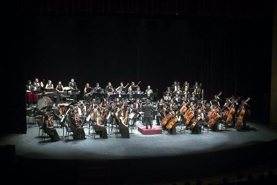 Titulado 'Bailes de Salón de aquí y de allá', el programa conjugó a Johann Strauss con Dámaso Pérez Prado, interpretados por la Orquiesta Filarmónica Juvenil de la CDMX.