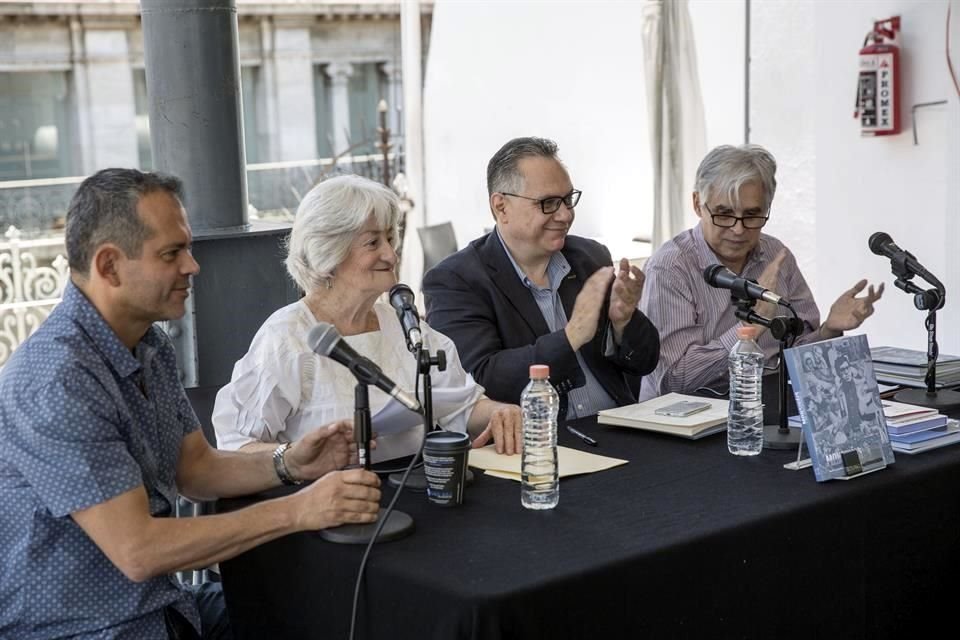 La promotora cultural Miriam Kaiser destacó el certero resumen que hace el catálogo de los aportes del también ensayista, a quien consideró un portavoz de su generación.