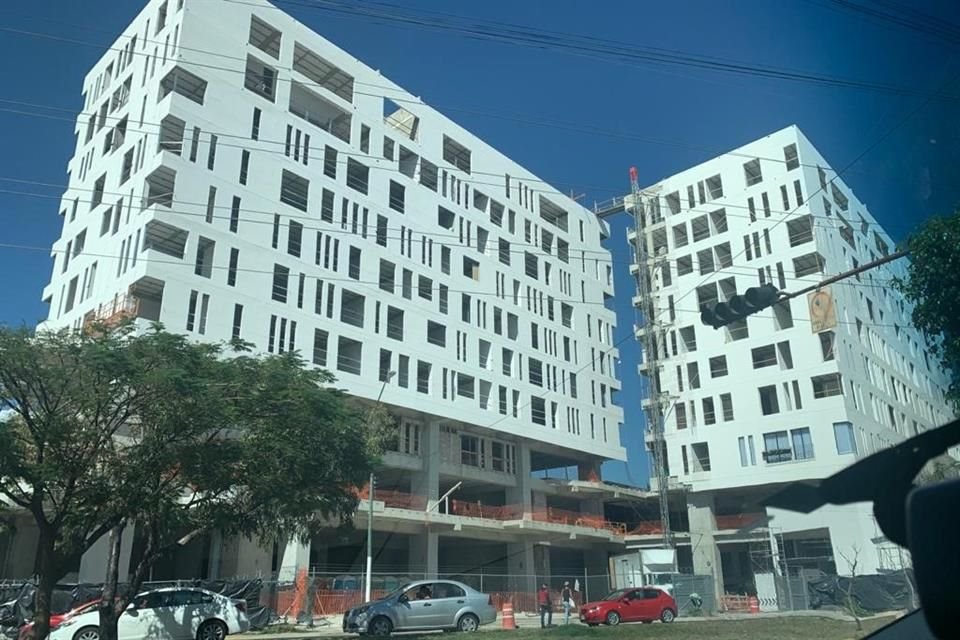 La construcción está en el número 5049 de Avenida Tepeyac en su cruce con Clouthier.