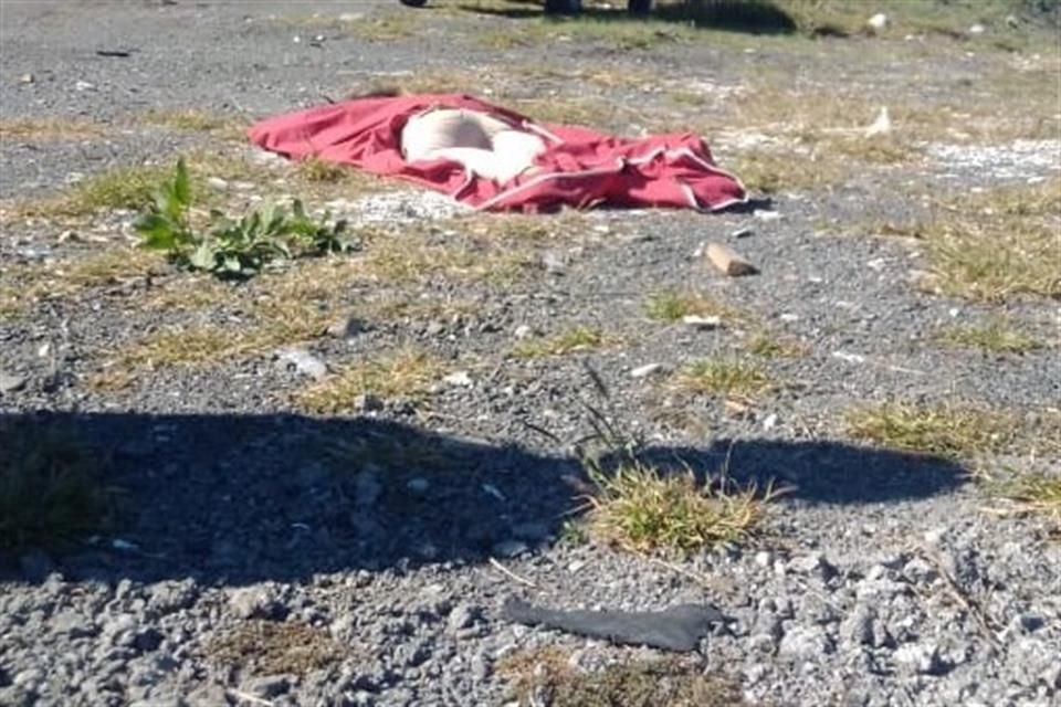El hallazgo del cadáver se reportó alrededor de las 11:40 horas en el kilómetro 38 de la carretera a Saltillo.