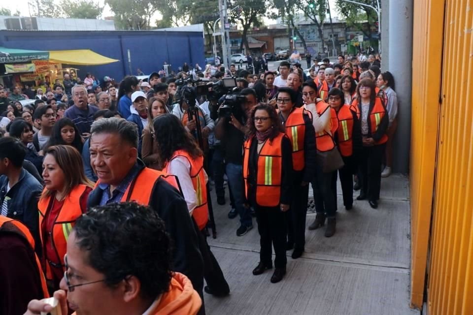 Personal de UNAM formó una valla humana afuera de Prepa 7 ante el temor de paristas de ser agredidos al salir.