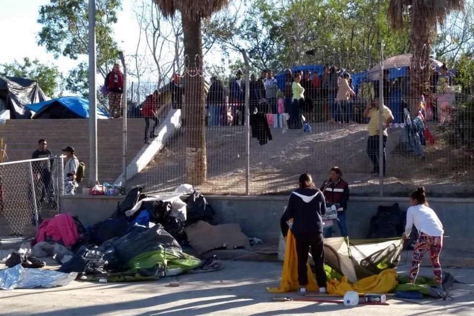 La comunidad de migrantes retira las carpas en las que habitaron por casi nueve meses.