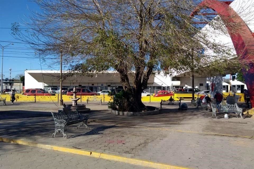 Así luce la plaza del cruce después de que se trasladaran los migrantes
