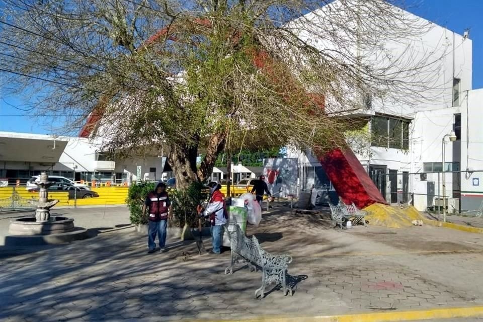Personal de Caminos y Puentes realizó una limpieza de la plaza después del desalojo