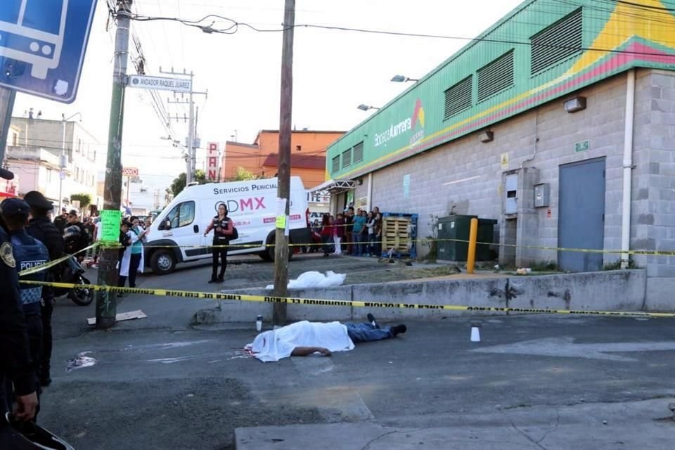 El cadáver del hombre quedó tendido afuera de una Bodega Aurrera.