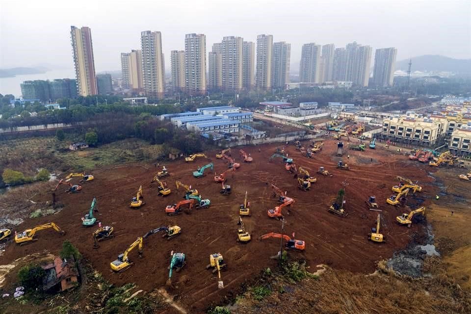 Millones de personas han seguido transmisión en vivo de la construcción del hospital en Wuhan para tratar enfermos de coronavirus.