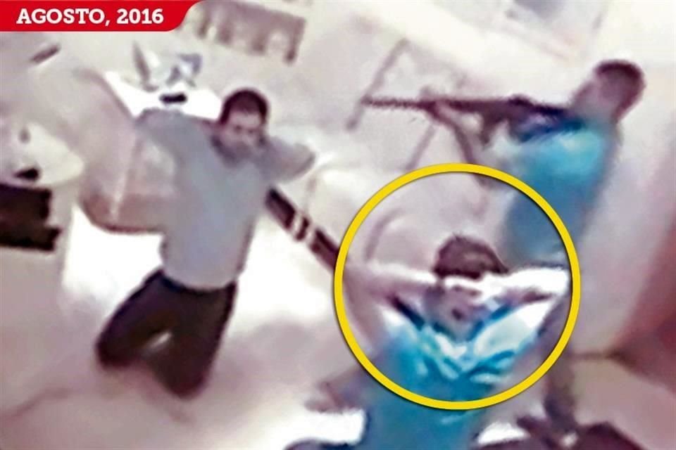 Un grupo armado 'levantó' en Puerto Vallarta al hijo de 'El Chapo' , a quien acompañaba el ahora prófugo (círculo).