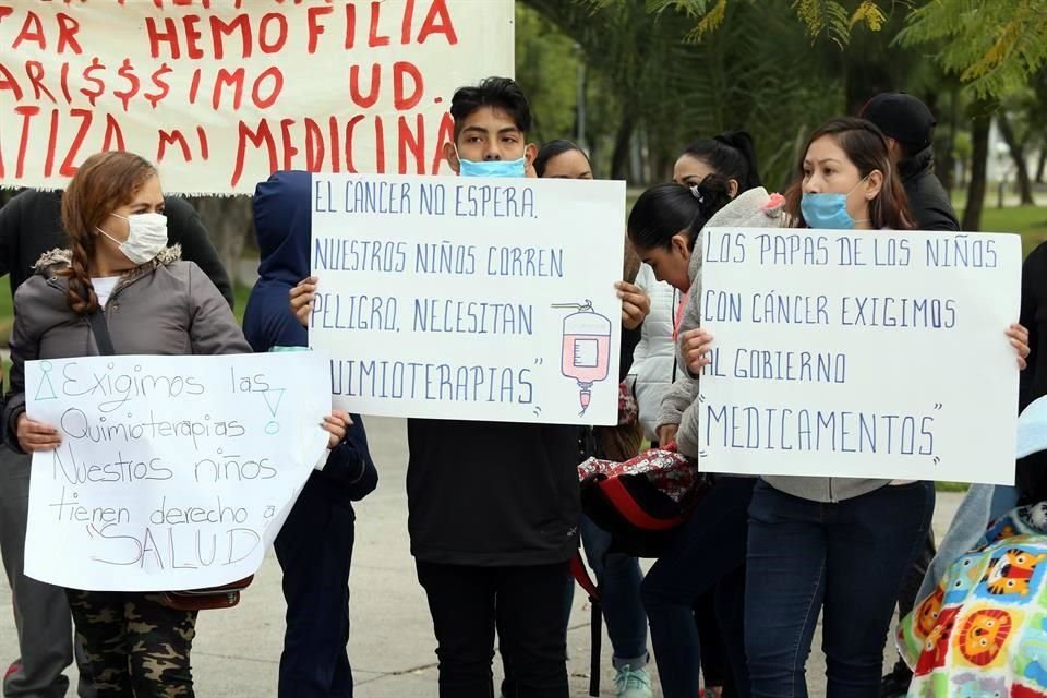 Padres y madres de familia se manifiestan en el Parque Morelos por desabasto de medicamentos oncológicos.