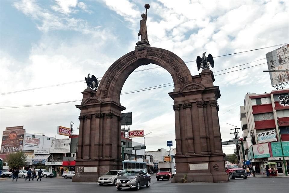 Inaugurado en 1910 para celebrar el centésimo aniversario de la Independencia mexicana, hoy el monumento del Arco luce con varios graffitis, rodeado por basura y maleza.