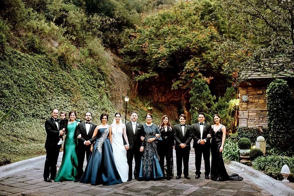 La pareja con sus familias.