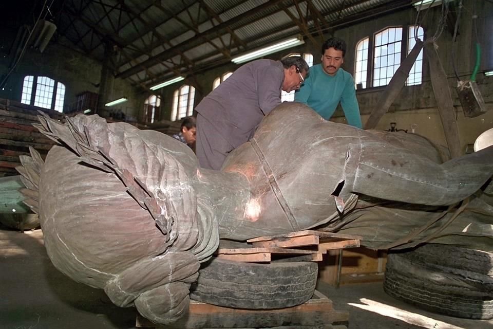 Técnicos de la Preparatorio Alvaro Obregón trabajaron durante 3 meses para restaurar la escultura. Entre los daños encontrados había 8 impactos de bala en varias partes del cuerpo.