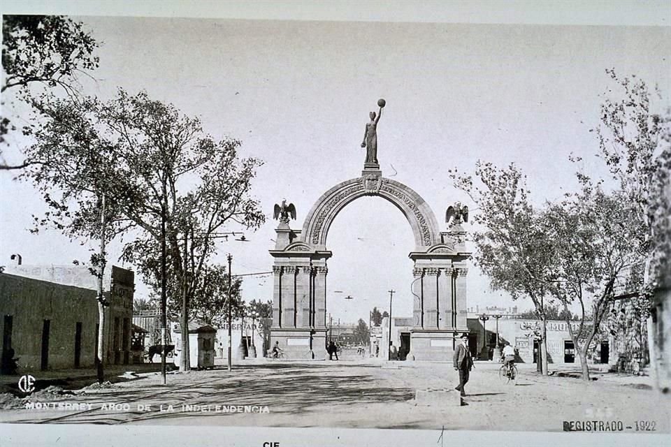 La construcción de este monumento fue impulsada por el Gobernador Bernardo Reyes. Está hecho con cantera de San Luis Potosí y fue diseñado por el arquitecto británico Alfred Giles.