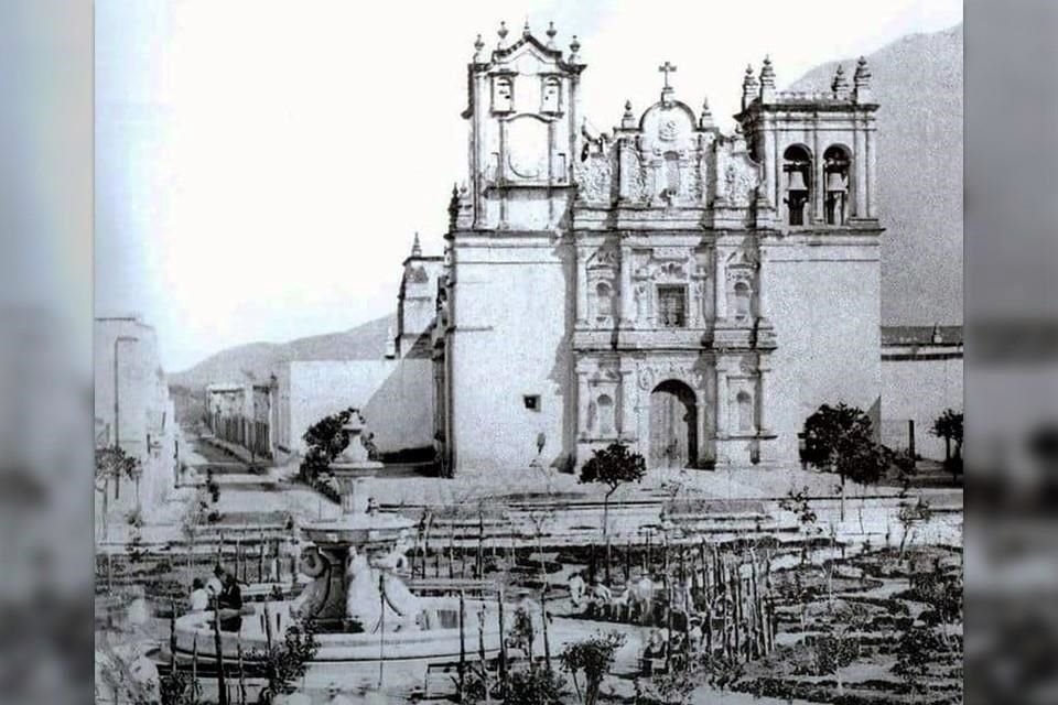 La Fuente de los Delfines se encontraba originalmente en la Plaza de Armas, hoy Zaragoza, pero fue trasladada a la Plaza de La Purísima en 1894 para colocar un kiosco en su lugar.