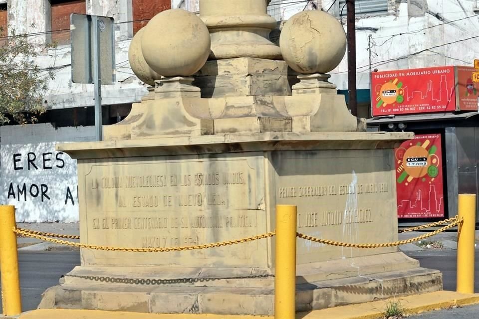 La piedra de la base y las cuatro esferas que componen este monumento lucen sucias, además de que se aprecia un manchón de pintura blanca en uno de los lados.