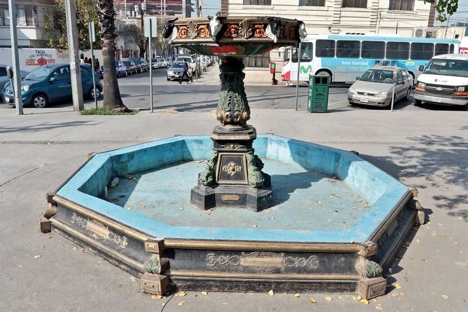 Otro monumento que luce en el abandono es una pequeña fuente de hierro vaciado, en la Alameda Mariano Escobedo, que habría sido instalada para la visita de Porfirio Díaz, en diciembre de 1898.