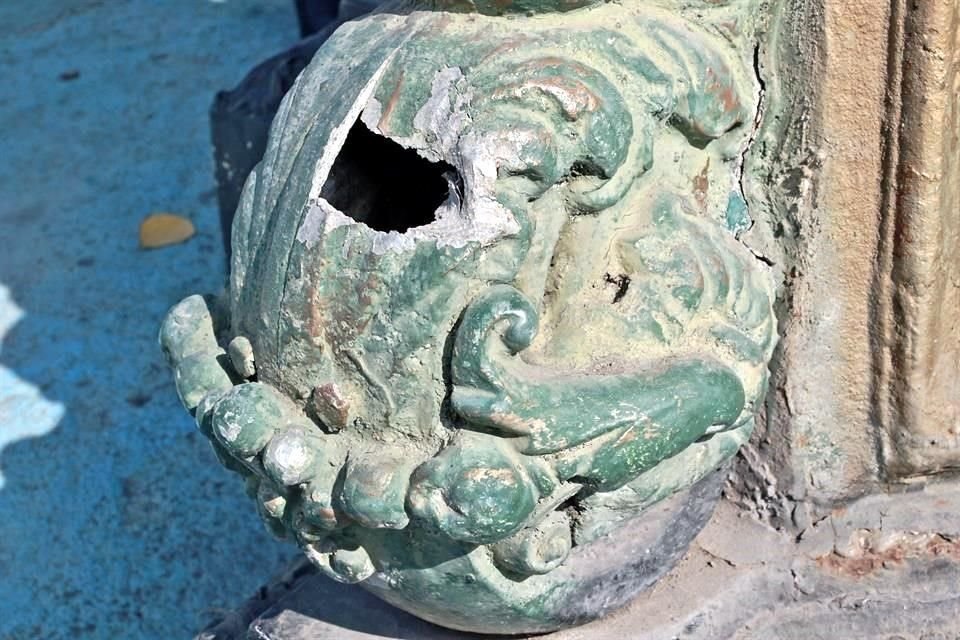 El abandono y la corrosión han causado varios agujeros y han desgastado la pintura de este monumento.