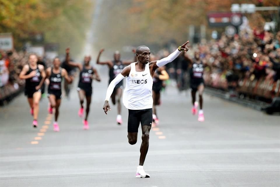 Eliud Kipchoge logró en octubre la histórica marca.