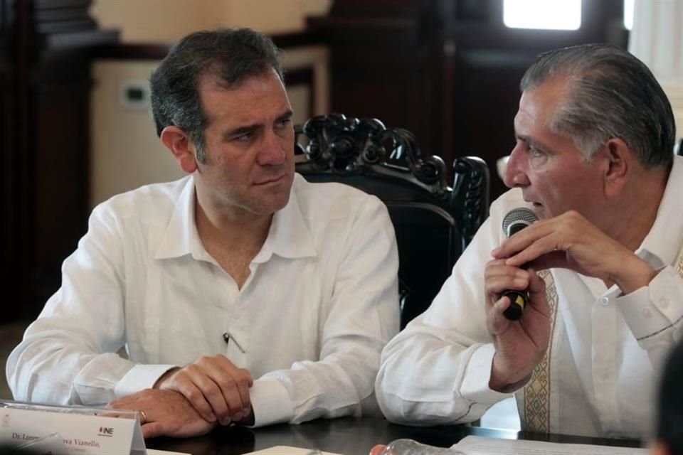 El presidente del INE, Lorenzo Córdova, y el Gobernador de Tabasco, Adán Augusto López, firmaron un convenio de colaboración.