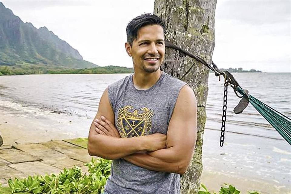 Jay Hernandez encarna al Thomas Magnum del siglo 21.