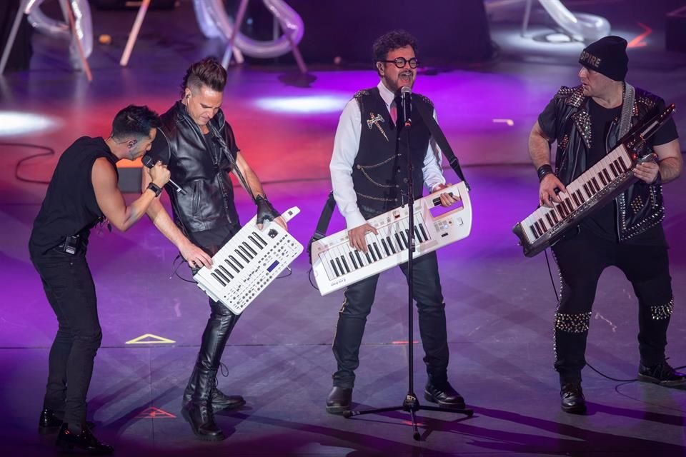 Aleks Syntek fue uno de los invitados al concierto de Moenia.