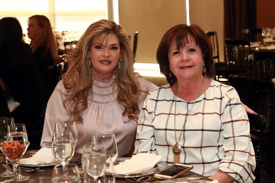 Rosy Garza de Serna y Norma García Corral de Ortiz