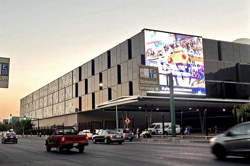 En Cintermex. En las instalaciones del Centro de Negocios fue colocado un espectacular electrónico, que se suma al que está en la Arena Monterrey.