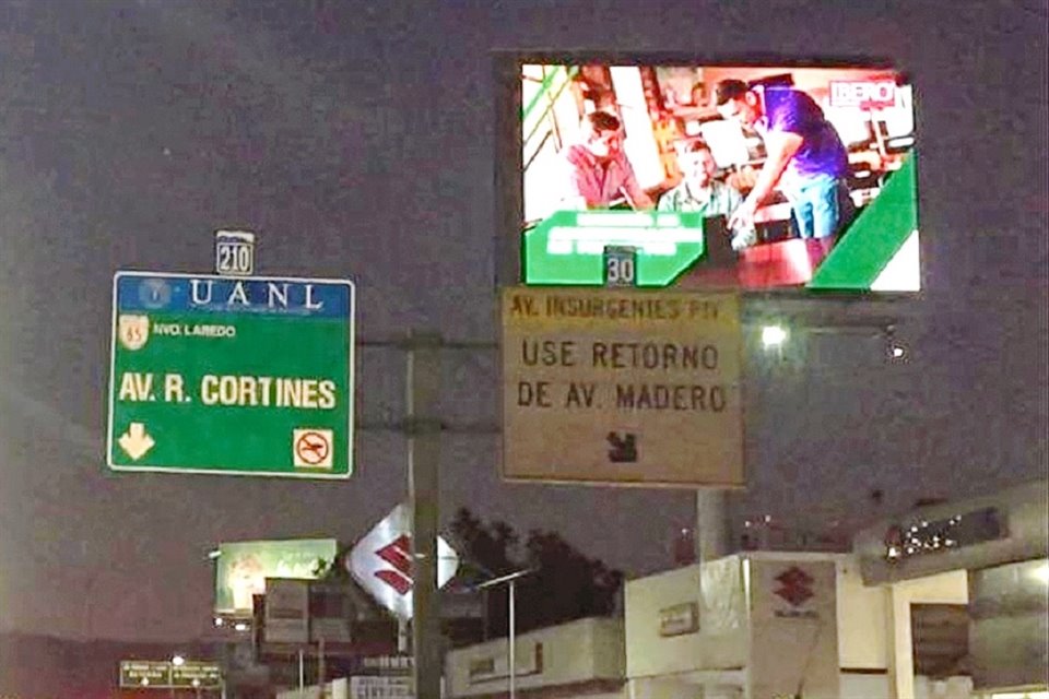 En Revolución. Una de las principales avenidas regiomontanas tiene una de las pantallas con publicidad en la circulación hacia el norte.