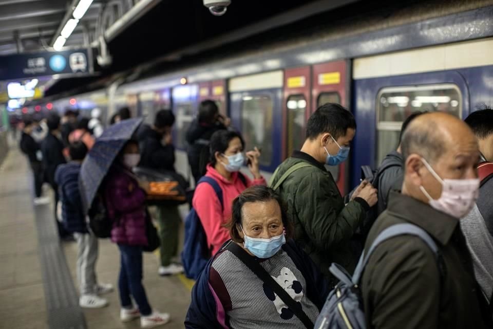 Ciudadanos en Hong Kong, otra región administrativa especial de China como Macao, lidia con el nuevo tipo de coronavirus.